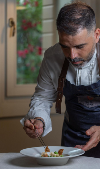 Davide Di Rocco che cucina e impiatta